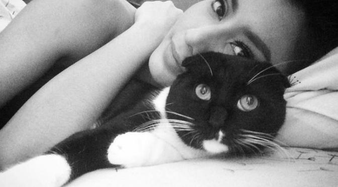Tyas Mirasih dan kucing. (Instagram @tyasmirasih)