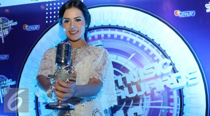 Raisa raih penghargaan sebagai Penyanyi Solo Wanita Paling Ngetop di ajang SCTV Music Awards 2016. [Foto: Herman Zakharia/Liputan6.com]