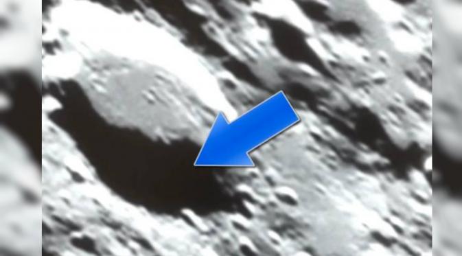 Seorang ahli astronom mendapati pergerakan di bulan yang diduga adalah 'makhluk angkasa luar.' (The Mirror)