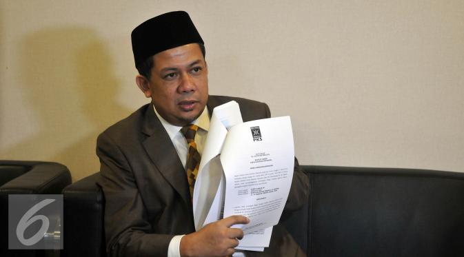 Wakil Ketua DPR Fahri Hamzah menunjukan dokumen saat mengelar jumpa pers terkait proses pengaduannya ke MKD atas tindakan yang dilakukan Petinggi PKS Sohibul iman, Surahman Hidayat dan Hidayat Nur Wahid di Jakarta (29/4). (Liputan6.com/Johan Tallo)