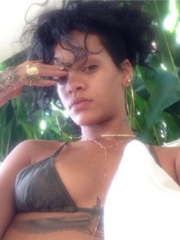 Penampilan Rihanna tanpa make-up (via Instagram/badgalriri)