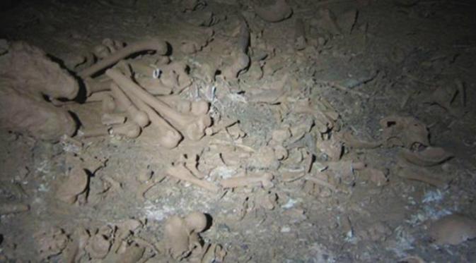 Tulang belulang di lantai gua Midnight Terror Cave (Cal State LA)