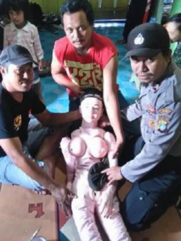 Anak bidadari di Sulawesi Tengah ternyata boneka seks | Via: istimewa