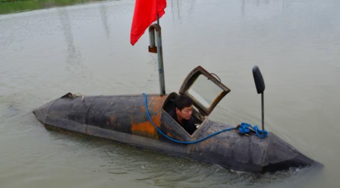 Petani itu adalah Zhang Shenwu. Berawal dari apa yang dilihatnya di televisi, Zhang mampu mewujudkan mimpinya membangun sebuah kapal selam meski harus merogoh kocek sebesar 5.000 yuan atau sekitar Rp 10 juta.(Shanghaiist.com)