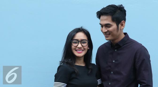 Cita Citata dan Ichal Muhammad saat ditemui di kawasan Tendean usai mengisi sebuah acara, Jakarta, Jumat (29/4). Cita dan Ichal mengaku baru dua minggu menjalin cinta. (Liputan6.com/Herman Zakharia)