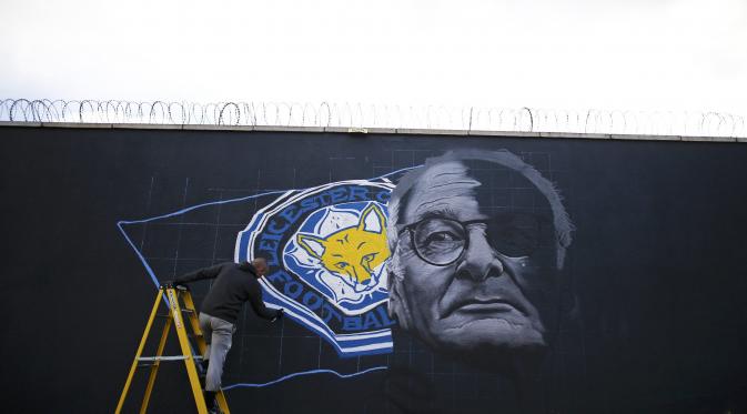 Perupa Richard Wilson membuat mural wajah Manajer Leicester City, Claudio Ranieri, Jumat (29/4/2016). Ranieri hanya membutuhkan tiga angka untuk membawa The Foxes menjadi jawara Premier League 2015-2016.  (Reuters/Darren Staples)