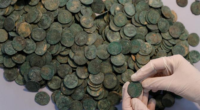 Koin kuno Romawi memiliki ukiran wajah Kaisar Constantine dan Maximian (Reuters)