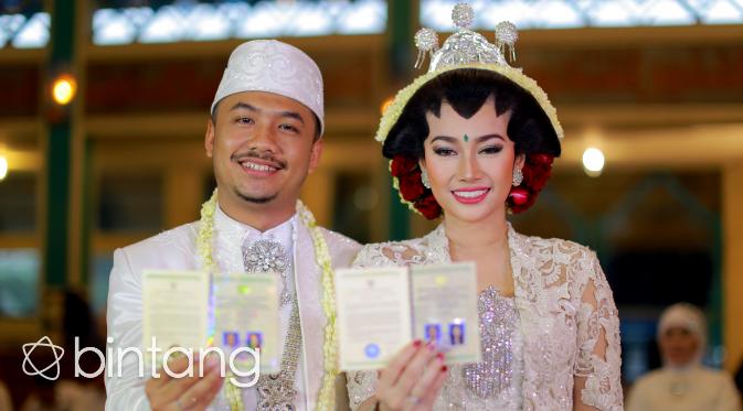 Ratu Felisha dan Arie Pujianto memamerkan buku nikah setelah  prosesi akad nikah dinyatakan sah. (Adrian Putra/Bintang.com)