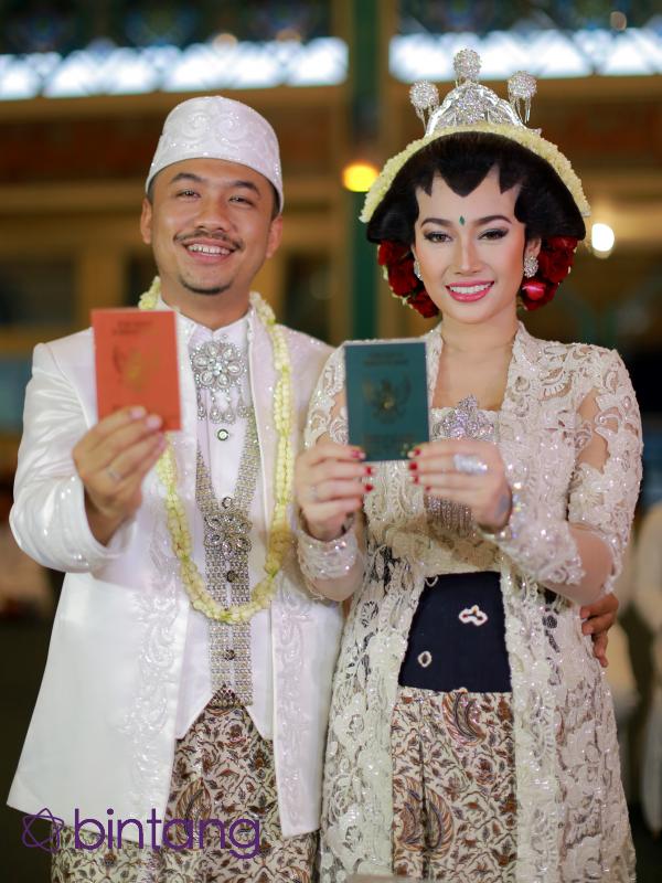 Ratu Felisha dan Ari Pujianto menunjukkan buku nikah setelah acara pernikahan mereka. (Adrian Putra/Bintang.com)
