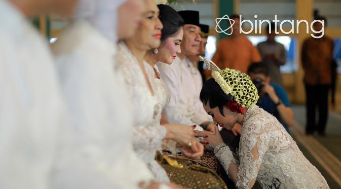Ratu Felisha meminta maaf pada orang tua dalam acara akad nikah. (Adrian Putra/Bintang.com)