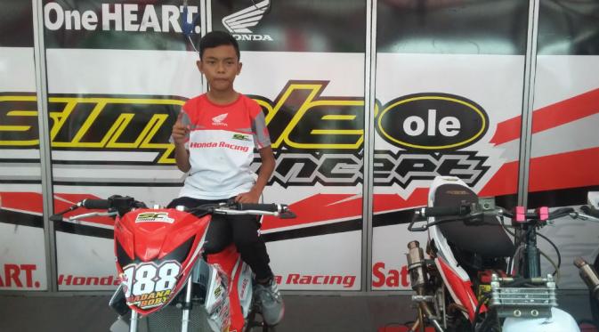 Pebalap Honda Simple Concept, Mohammad Adenata Putra, menjadi salah satu peserta yang turun pada ajang Honda Dream Cup Seri Malang. (Bola.com/Muhammad Wirawan Kusuma)