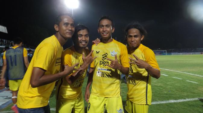 Yusuf Efendi (kedua dari kiri) cetak gol kemenangan Persegres Gresik United atas Persela. (Bola.com/Fahrizal Arnas)