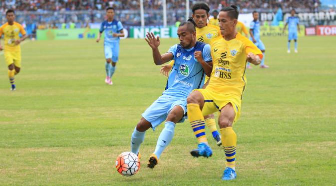 Amrizal (kanan), Persegres Gresik United berambisi besar mengalahkan Mitra Kukar di kandang. (Bola.com/Fahrizal Arnas)