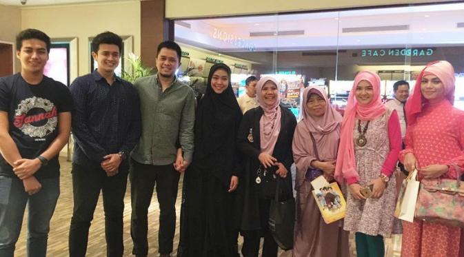 Oki Setiana Dewi dan  suami hadir dalam sebuaha  cara nonton bareng film nasional. (Instagram @okisetianadewi)