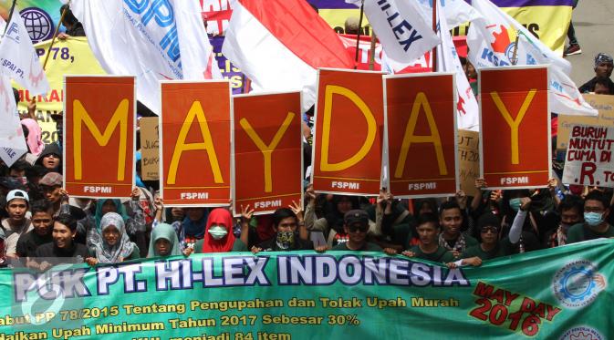 Ribuan buruh turun ke jalan untuk memperingati Hari Buruh Internasional (May Day) di Jakarta, Minggu (1/5). Kaum buruh mengajukan tuntutan menolak upah murah serta pencabutan PP No. 78 Tahun 2015. (Liputan6.com/Angga Yuniar)