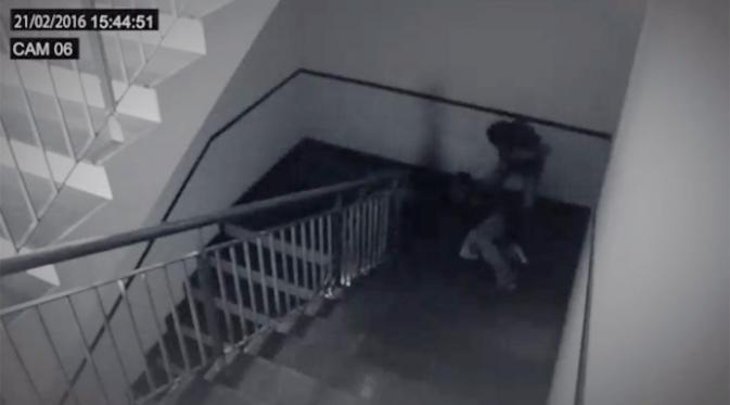 Rekaman CCTV memperlihatkan makhluk misterius itu tiba-tiba menyerang salah seorang dari pemuda yang sedang menuruni tangga (Thesun.co.uk).
