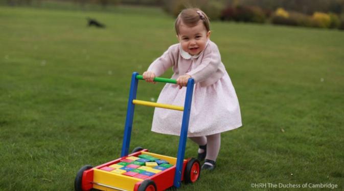Pihak resmi kerajaan Inggris membagikan foto Princess Charlotte ke publik. (Instagram)