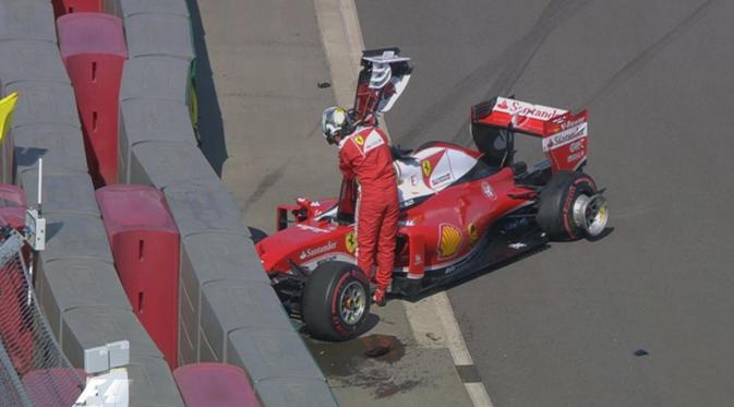 Pembalap Ferrari, Sebastian Vettel, akhirnya menabrak dinding pembatas di tikungan ketiga setelah kembali ditabrak pembalap Red Bull, Daniil Kvyat, pada lap pertama F1 GP Rusia di Sirkuit Sochi Autodrom, Rusia, Minggu (1/5/2016). (Twitter/F1)