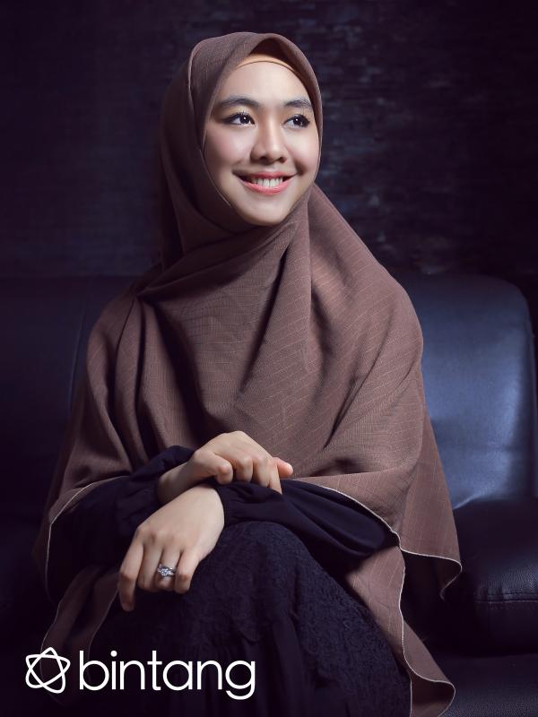 Oki Setiana Dewi. (Fotografer: Adrian Putra, Digital Imaging: Muhammad Iqbal Nurfajri/Bintang.com)