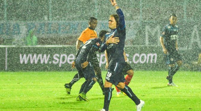 Striker Arema Cronus, Cristian Gonzales mencetak satu gol saat mengalahkan Persiba Balikpapan 2-0 pada lanjutan Torabika Soccer Championship presented by IM3 Ooredoo di Stadion Kanjuruhan, Kabupaten Malang, Minggu (1/5/2016). (Bola.com/Iwan Setiawan)