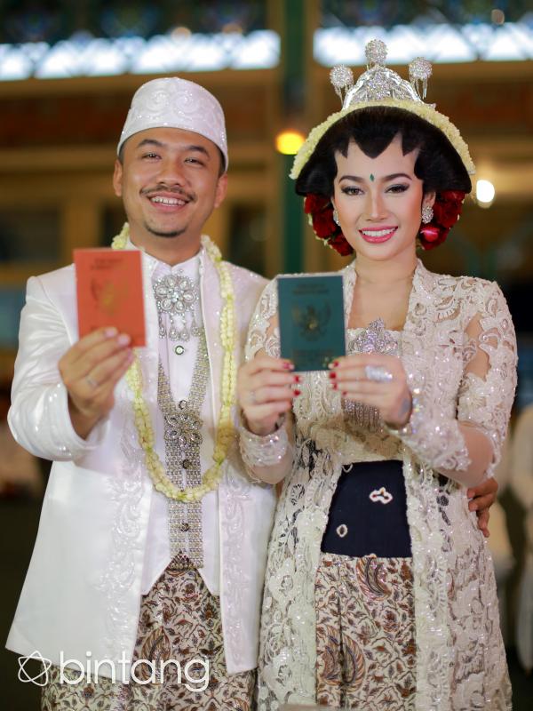 Bahkan sebelum keduanya menikah, Arie dan Ratu Felisha masih sempat beberes rumah baru yang akan mereka tempati. (Adrian Putra/Bintang.com)