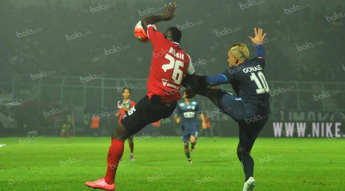 Striker Arema Cronus, Cristian Gonzales (kanan), berduel dengan pemain Persiba Balikpapan, Dirkir Glay, dalam laga Torabika Soccer Championship 2016 di Stadion Kanjuruhan, Malang, Minggu (1/5/2016). (Bola.com/Iwan Setiawan)