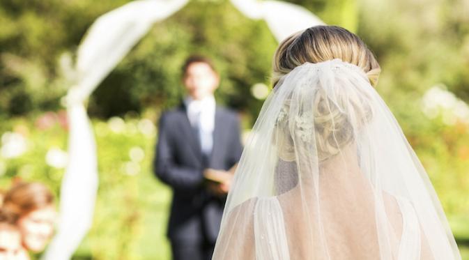 Pengantin pria gugup menanti kedatangan pengantin wanita (iStock)