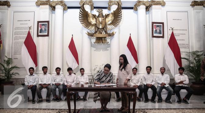 Menlu Retno Marsudi menandatangani serah terima kepada keluarga di kantor Kementerian Luar Negeri, Jakarta, Senin (2/5). Kedatangan 10 WNI Sandera Abu Sayyaf  tersebut untuk diserahterimakan kepada Keluarga. (Liputan6.com/Faizal Fanani)