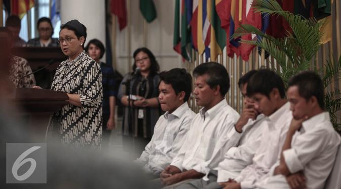 Menlu Retno Marsudi memberikan keterangan singkat di kantor Kementerian Luar Negeri, Jakarta, Senin (2/5). Kedatangan 10 WNI Sandera Abu Sayyaf  tersebut untuk diserahterimakan kepada Keluarga. (Liputan6.com/Faizal Fanani)
