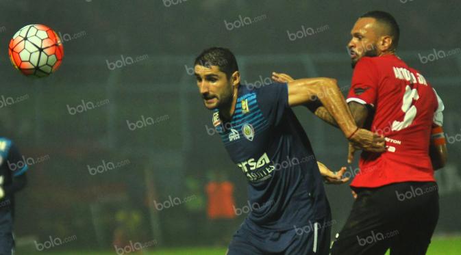 Pemain Arema Cronus, Srdan Lopicic (kiri), berduel dengan pemain Persiba Balikpapan, Antonio Teles, dalam laga Torabika Soccer Championship 2016 di Stadion Kanjuruhan, Malang, Minggu (1/5/2016). (Bola.com/Iwan Setiawan)