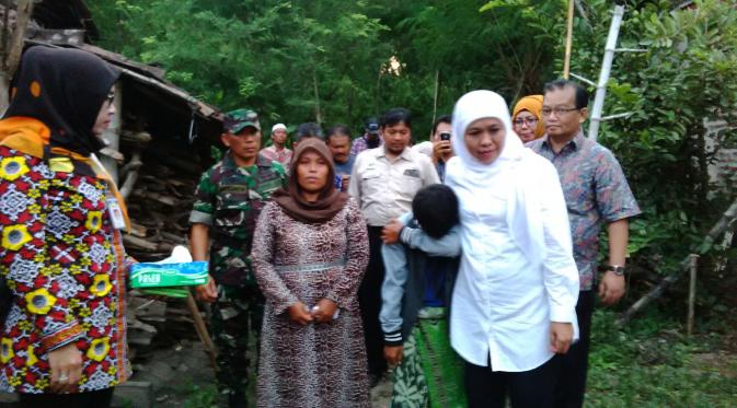 Mensos Khofifah Indar Parawansa menyalurkan bansos program rehabilitasi Rumah Tinggal Layak Huni (Rutilahu) di Pasuruan, Jawa Timur. (Liputan6.com/Dian Kurniawan)