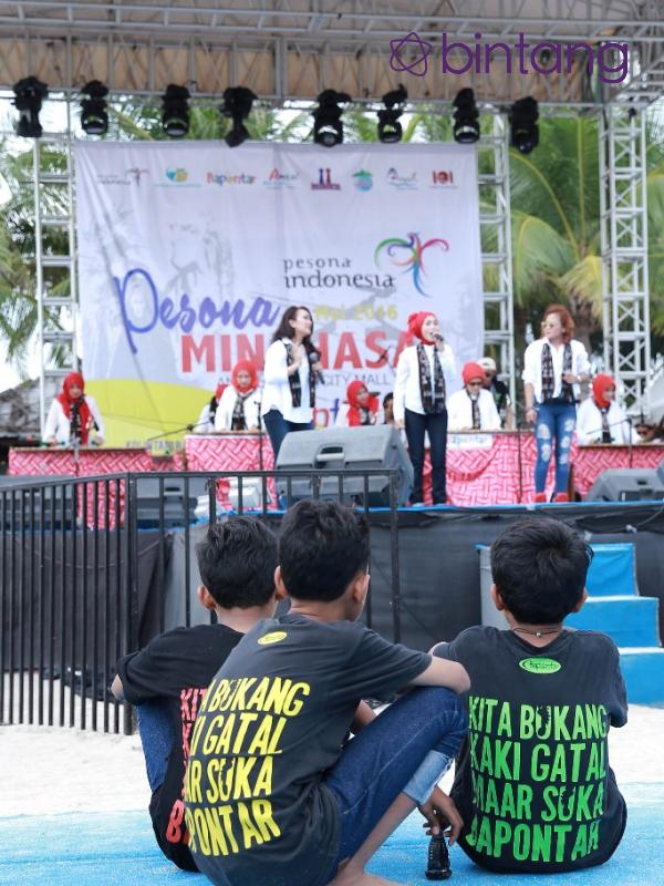 Pertunjukan musik oleh Kolintang Bapontar Ladies. (via: Galih W. satria/Bintang.com)