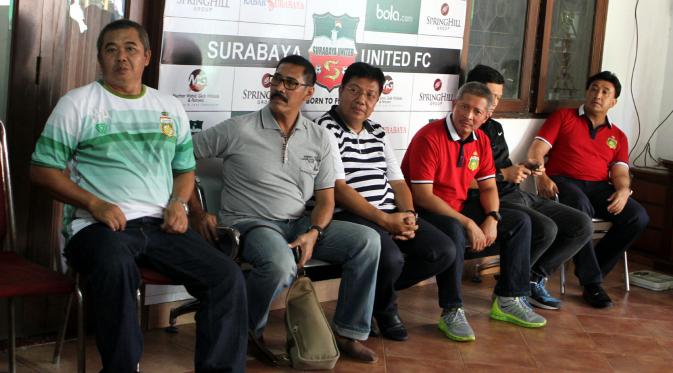 Jajaran petinggi manajemen Bhayangkara Surabaya United, ada Gede Widiade dan Irjen Pol Condro Kirono. (Bola.com/Fahrizal Arnas)