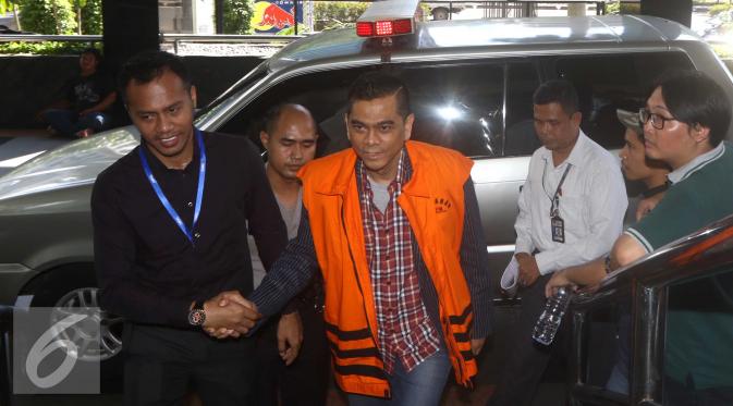 Ketua Komisi D DPRD DKI Jakarta, M. Sanusi saat tiba di KPK untuk menjalani pemeriksaan sebagai tersangka dengan saksi Direktur PT APL Ariesman Widjaja (AWJ) di gedung KPK, Jakarta,Selasa (2/5). (Liputan6.com/Helmi Afandi)