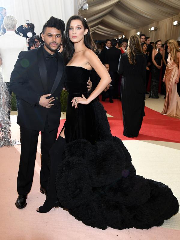 Model Bella Hadid ditemani sang kekasih, The Weeknd tiba di ajang Met Gala 2016 di Metropolitan Museum of Art, New York City, Senin (2/5). Keduanya tampil senada mengenakan warna hitam. (Larry Busacca/GETTY IMAGES NORTH AMERICA/AFP)