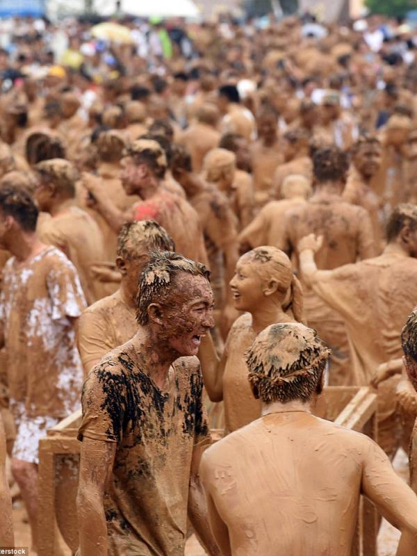 Monihei Carnival, Tiongkok. (Xinhua/REX/Shutterstock)