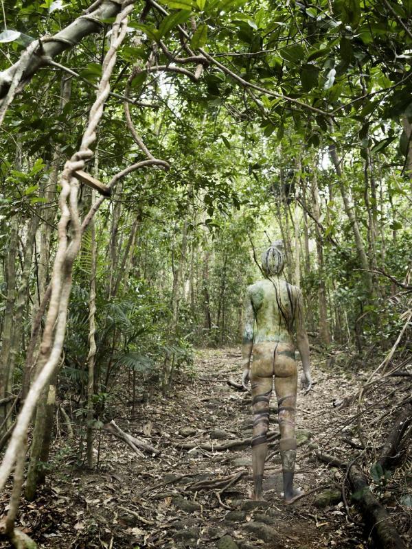 Manusia dan semak belukar hutan. (Via: boredpanda.com)