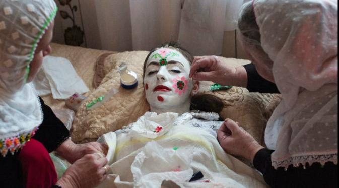 Tradisi pengantin Muslim Bulgaria 'gelina' atau teknik melukis wajah membentuk topeng (sumber:cnn.com)