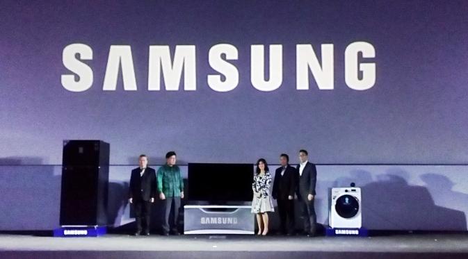 Jajaran Direksi Samsung Electronic Indonesia bersama Brand Ambassador Samsung Dian Sastrowardoyo. Liputan6.com/Mochamad Wahyu Hidayat