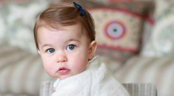 Tak hanya keluarga kerajaan yang merasakan kebahagiaan merayakan ultah Charlotte. Netizen pun turut ucapkan selamat ulang tahun untuk putri kecil Pangeran William. (viainstagram@keningstonroyal/Bintang.com)