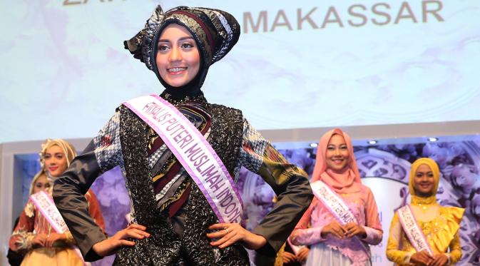  Putri Muslimah (3) Salah satu finalis dari berpose dan memperkenalkan diri pada saat jumpa press Puteri Muslimah Indonesia 2016.