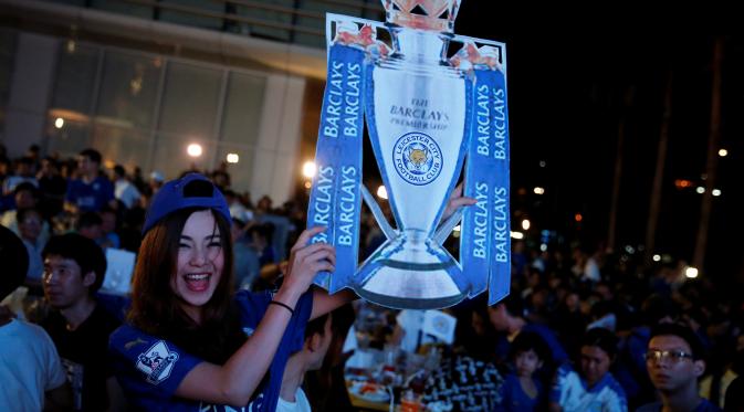 Suporter Leicester City di Thailand juga ikut berpesta atas keberhasilan The Foxes menjuarai Liga Inggris (Reuters)