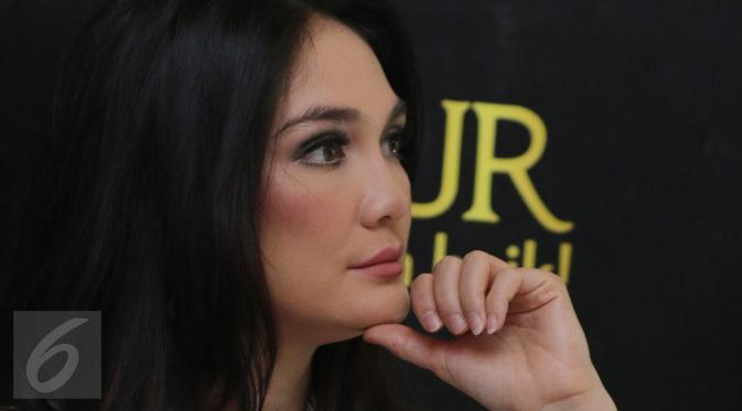 Aktris Luna Maya saat mengikuti jumpa pres Launching produk shampo di kawasan Sudirman, Jakarta, Selasa (03/05/2016). (Liputan6.com/Herman Zakharia)