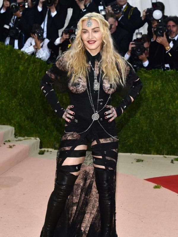 Madonna dalam balutan busana bondage di Met Gala (via dailymail.co.uk)