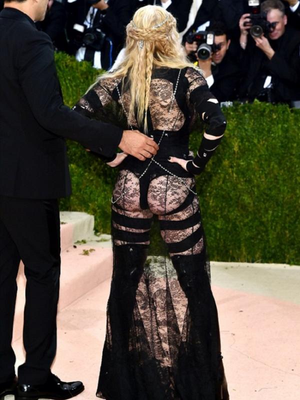 Madonna dalam balutan busana bondage di Met Gala (via dailymail.co.uk)