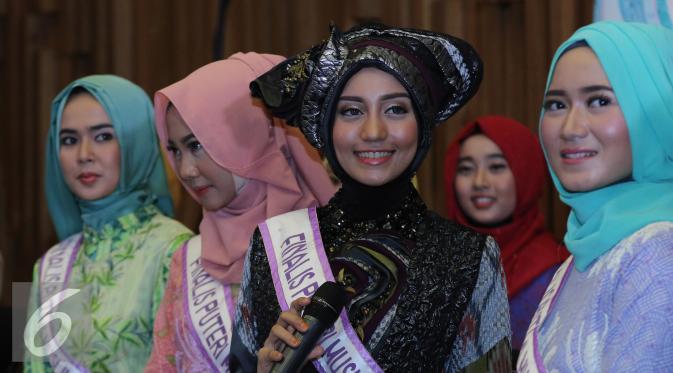 Salah satu finalis berpose dan memperkenalkan diri pada saat jumpa pres Puteri Muslimah Indonesia 2016 di SCTV Tower, Jakarta, Selasa (3/5). 20 finalis Puteri Muslimah akan m