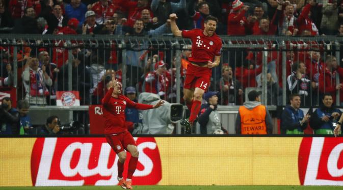 Pemain Bayern Muenchen, Xabi Alonso, melakukan selebrasi usai mencetak gol.
