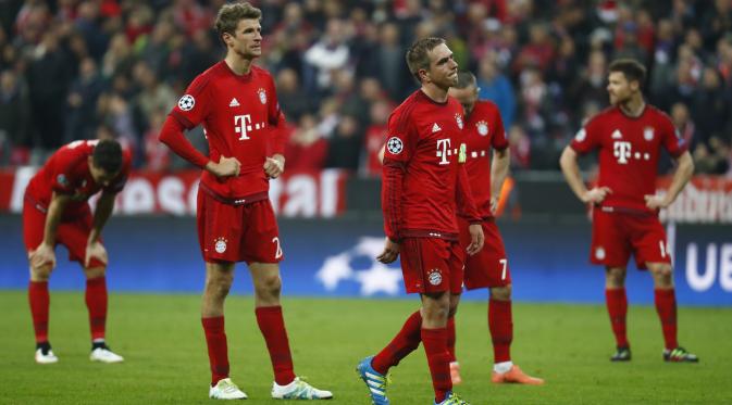 Dua pemain Bayern Muenchen, Thomas Muller dan Philipp Lahm, terlihat kecewa setelah gagal lolos ke final Liga Champions meski menang 2-1 atas Atletico Madrid di Allianz Arena, Rabu dinihari WIB (4/5/2016). (Reuters / Kai Pfaffenbach Livepic)