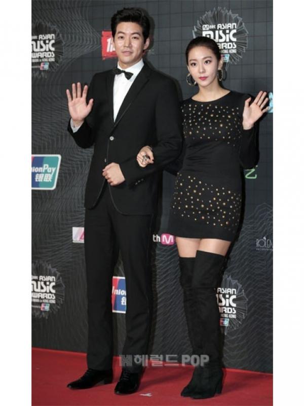UEE dan Lee Sang Yoon di MAMA 2015 [foto: Kpop Herald]