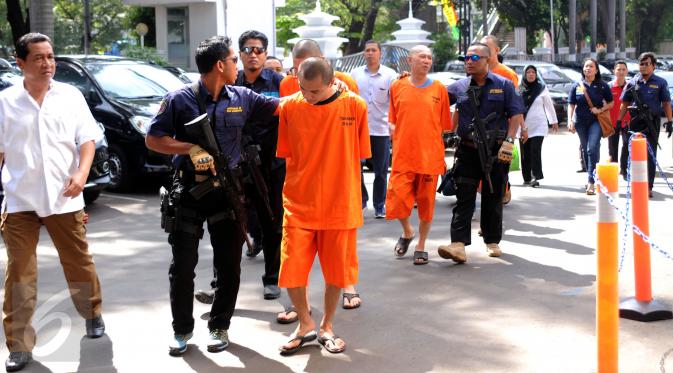 Petugas BNN menggiring empat tersangka pengedar narkotika jelang rilis di gedung BNN Jakarta, Rabu (4/5/2016). Dari tersangka, petugas menyita 12,3 kg sabu, 3,8 gram ganja dan 2 butir ekstasi. (Liputan6.com/Helmi Fithriansyah)